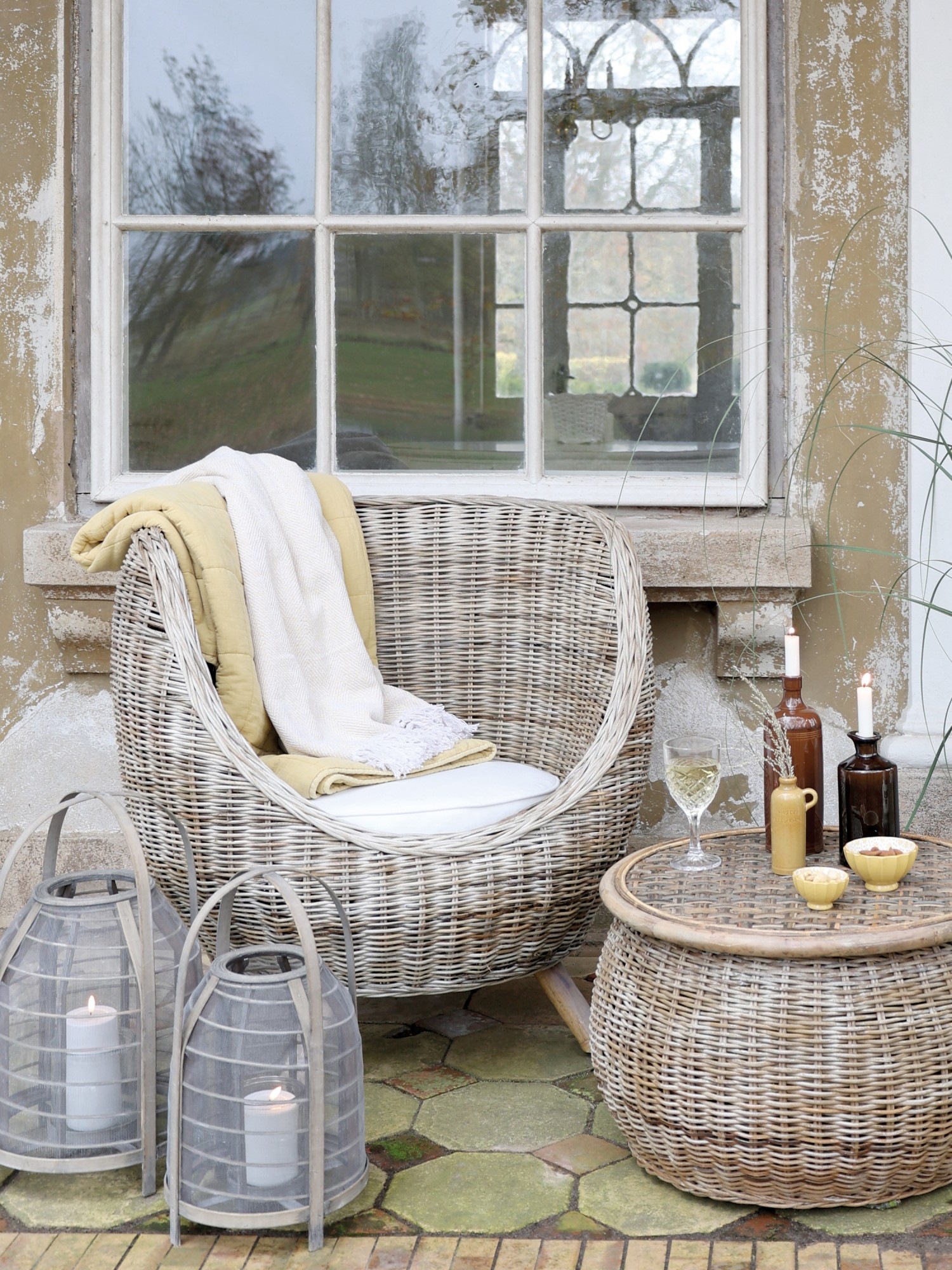 DUZE_LAMPIONY_DREWNIANE_LATARNIE_OGRODOWE_NA_NOZKACH_FOTEL_STOLIK_OKRAGLY_RATTANOWE_MEBLE_OGRODOWE_CHIC_ANTIQUE_POLSKA_SKLEP_ONLINE_DESIGNBYWOMEN
